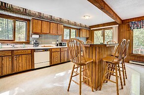 Pet-friendly Gem: Hike, Fish & Golf in Gaylord