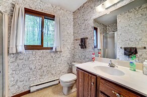 Pet-friendly Gem: Hike, Fish & Golf in Gaylord