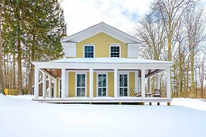 Charming Sharon Dwelling w/ Deck & Fire Pit!