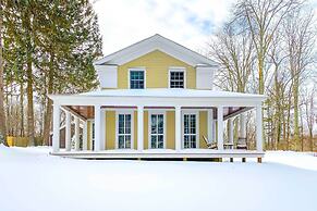 Charming Sharon Dwelling w/ Deck & Fire Pit!