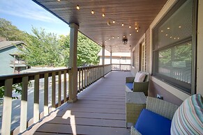 < 3 Mi to Dtwn: Cleveland Apt w/ Deck & Wet Bar