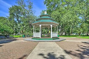 < 3 Mi to Dtwn: Cleveland Apt w/ Deck & Wet Bar