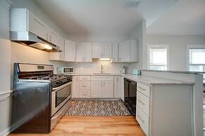 < 3 Mi to Dtwn: Cleveland Apt w/ Deck & Wet Bar