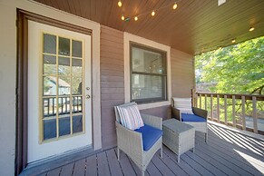 < 3 Mi to Dtwn: Cleveland Apt w/ Deck & Wet Bar