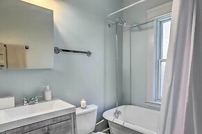 < 3 Mi to Dtwn: Cleveland Apt w/ Deck & Wet Bar