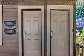 < 3 Mi to Dtwn: Cleveland Apt w/ Deck & Wet Bar