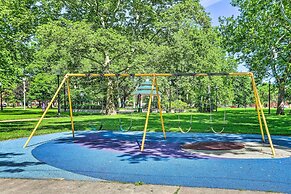 < 3 Mi to Dtwn: Cleveland Apt w/ Deck & Wet Bar