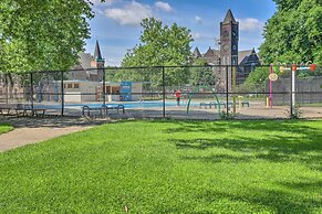 < 3 Mi to Dtwn: Cleveland Apt w/ Deck & Wet Bar