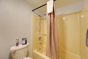 3 Mi to Titanic Museum: Branson Condo w/ Fireplace