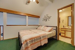 3 Mi to Titanic Museum: Branson Condo w/ Fireplace