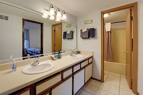 3 Mi to Titanic Museum: Branson Condo w/ Fireplace