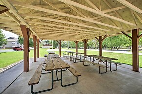 3 Mi to Titanic Museum: Branson Condo w/ Fireplace