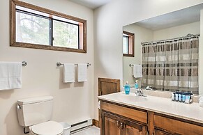Hartford Escape w/ Fire Pit ~ 3 Mi to Ski & Golf!