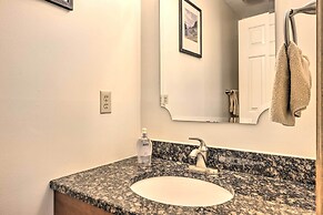 Hartford Escape w/ Fire Pit ~ 3 Mi to Ski & Golf!