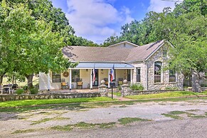 Beautiful Hill Country Cottage - Walk to Downtown!