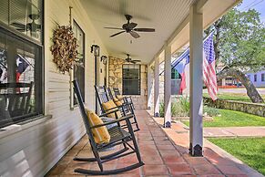 Beautiful Hill Country Cottage - Walk to Downtown!