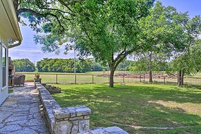 Beautiful Hill Country Cottage - Walk to Downtown!