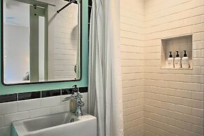 Beautiful Hill Country Cottage - Walk to Downtown!