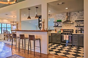 Beautiful Hill Country Cottage - Walk to Downtown!