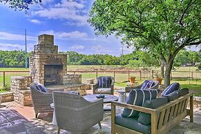 Beautiful Hill Country Cottage - Walk to Downtown!