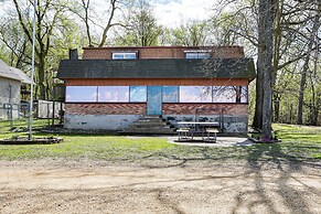 Cozy Home w/ Yard: Steps to Mississippi River
