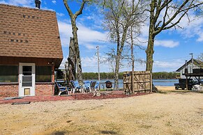 Cozy Home w/ Yard: Steps to Mississippi River