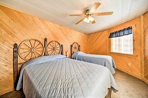 Rustic Iowa Cabin: 10 Mi to Maquoketa Caves