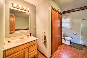 Rustic Iowa Cabin: 10 Mi to Maquoketa Caves