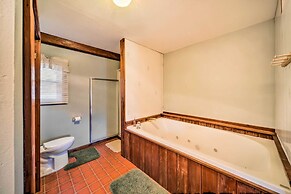 Rustic Iowa Cabin: 10 Mi to Maquoketa Caves