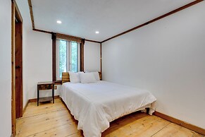 Killington Area Escape w/ Deck, Views & Hot Tub!