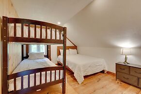 Killington Area Escape w/ Deck, Views & Hot Tub!