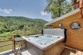 Killington Area Escape w/ Deck, Views & Hot Tub!