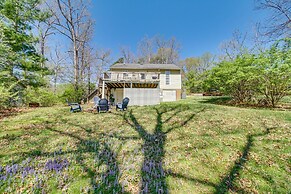Homey Luray Cabin w/ Fire Pit & Deck!