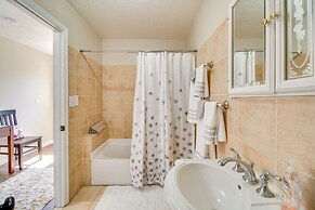 Homey Luray Cabin w/ Fire Pit & Deck!