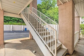 Sunroom, Fireplace: Lakefront Branson Condo