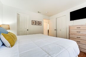 Sunroom, Fireplace: Lakefront Branson Condo