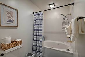 Sunroom, Fireplace: Lakefront Branson Condo