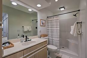 Sunroom, Fireplace: Lakefront Branson Condo