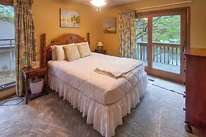 Boat Dock! Lakefront Group Getaway in Eldon