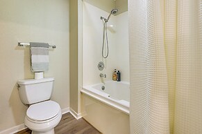 Condo w/ Lake Views: 5 Mi to Branson Strip!