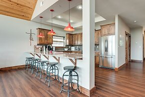 Luxe Table Rock Lake Vacation Rental With Hot Tub!