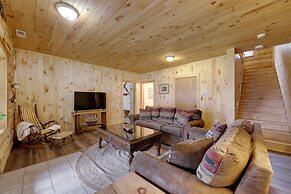 Lavish Tustin Cabin on 7 Acres w/ Fire Pit & Porch