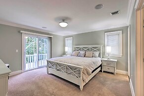 25 Mi to Nyc: Walkable Long Island Apt w/ Balcony