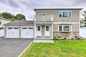 25 Mi to Nyc: Walkable Long Island Apt w/ Balcony