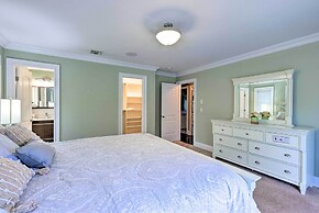 25 Mi to Nyc: Walkable Long Island Apt w/ Balcony