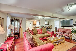 8 Mi to Downtown: Convenient Minneapolis Home