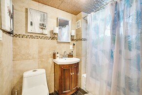 8 Mi to Downtown: Convenient Minneapolis Home