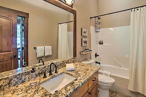 Modern-rustic Ronald Getaway: Hot Tub, Grill!