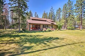 Modern-rustic Ronald Getaway: Hot Tub, Grill!