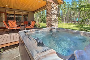 Modern-rustic Ronald Getaway: Hot Tub, Grill!